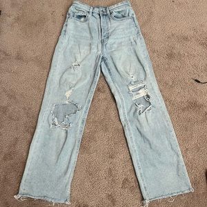 LIGHT WASH HIGH RISE MOM JEAN